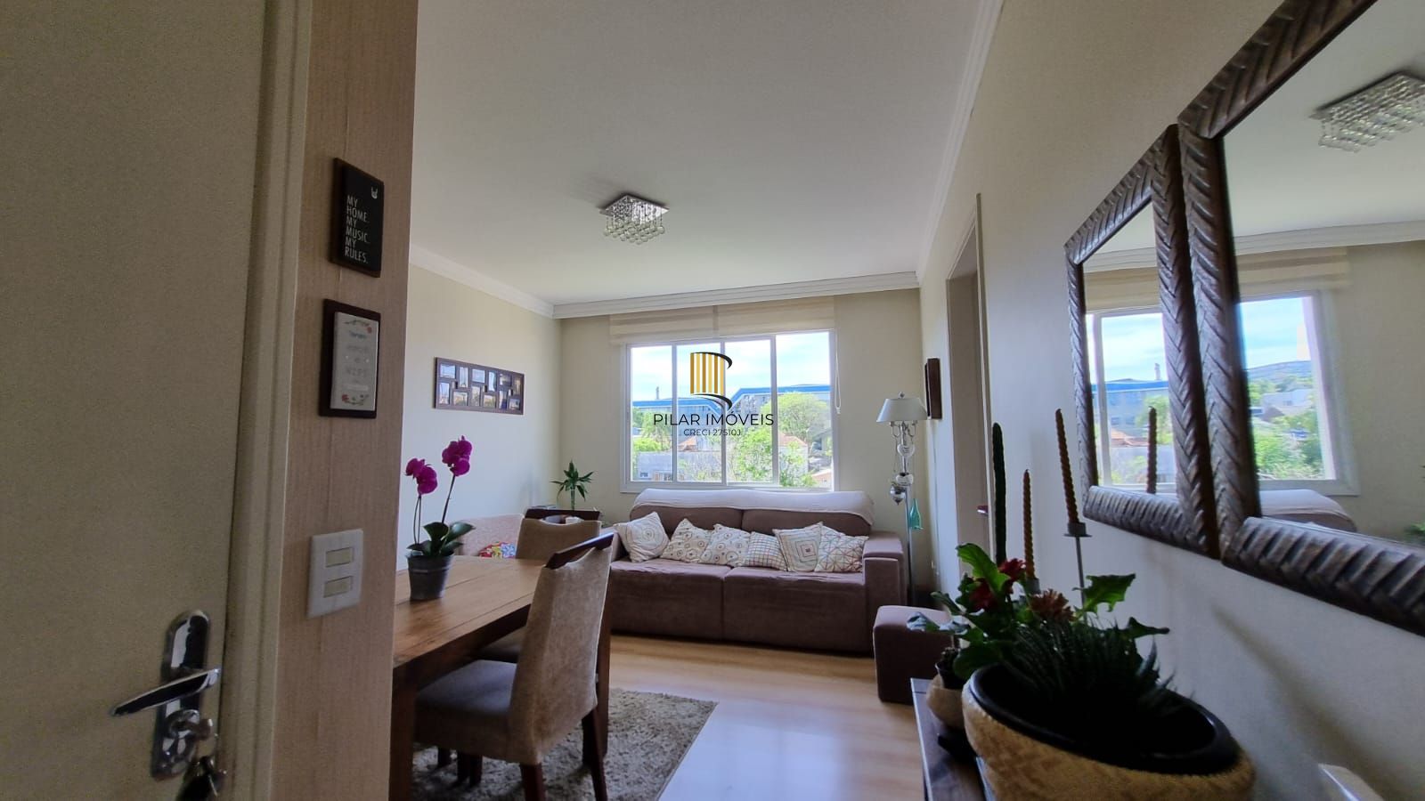 Apartamento à venda com linda vista em localização privilegiada com 2 dormitórios e 1 vaga de garagem no bairro Azenha em Porto Alegre/RS.