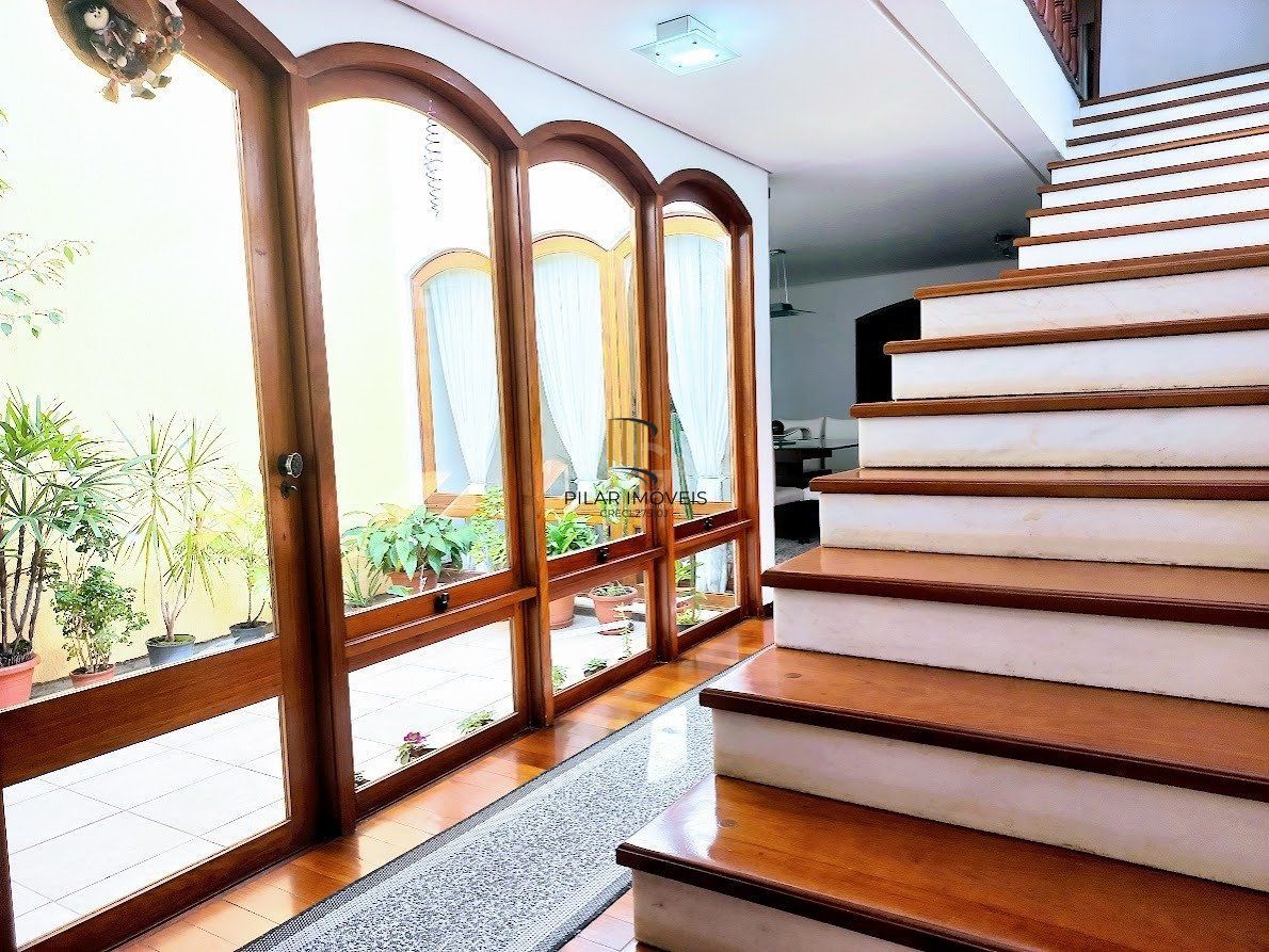 Casa 5 dormitórios no bairro Santana