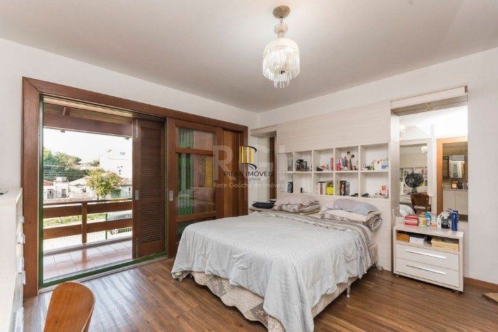 Casa para Venda - 247m², 4 dormitórios, sendo 1 suites, 5 vagas - Glória