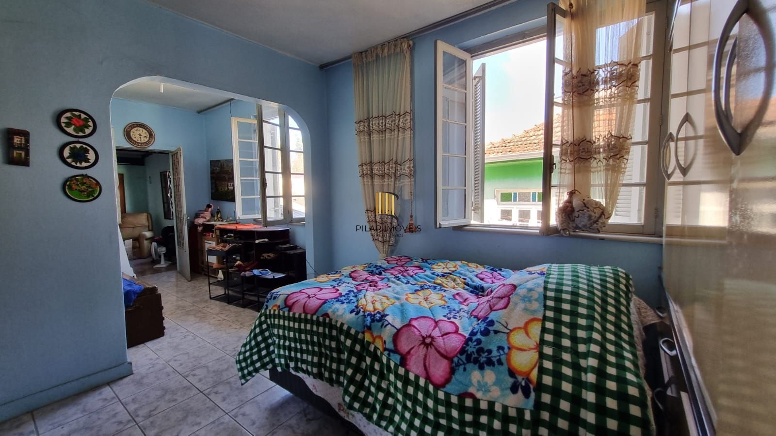 Casa Residencial de 2 pisos com  3 dormitórios , 2 banheiros + 1anexo com 2 aptos JKs , construído nos fundos do terreno no bairro Cidade Baixa/Azenha em Porto Alegre/RS.