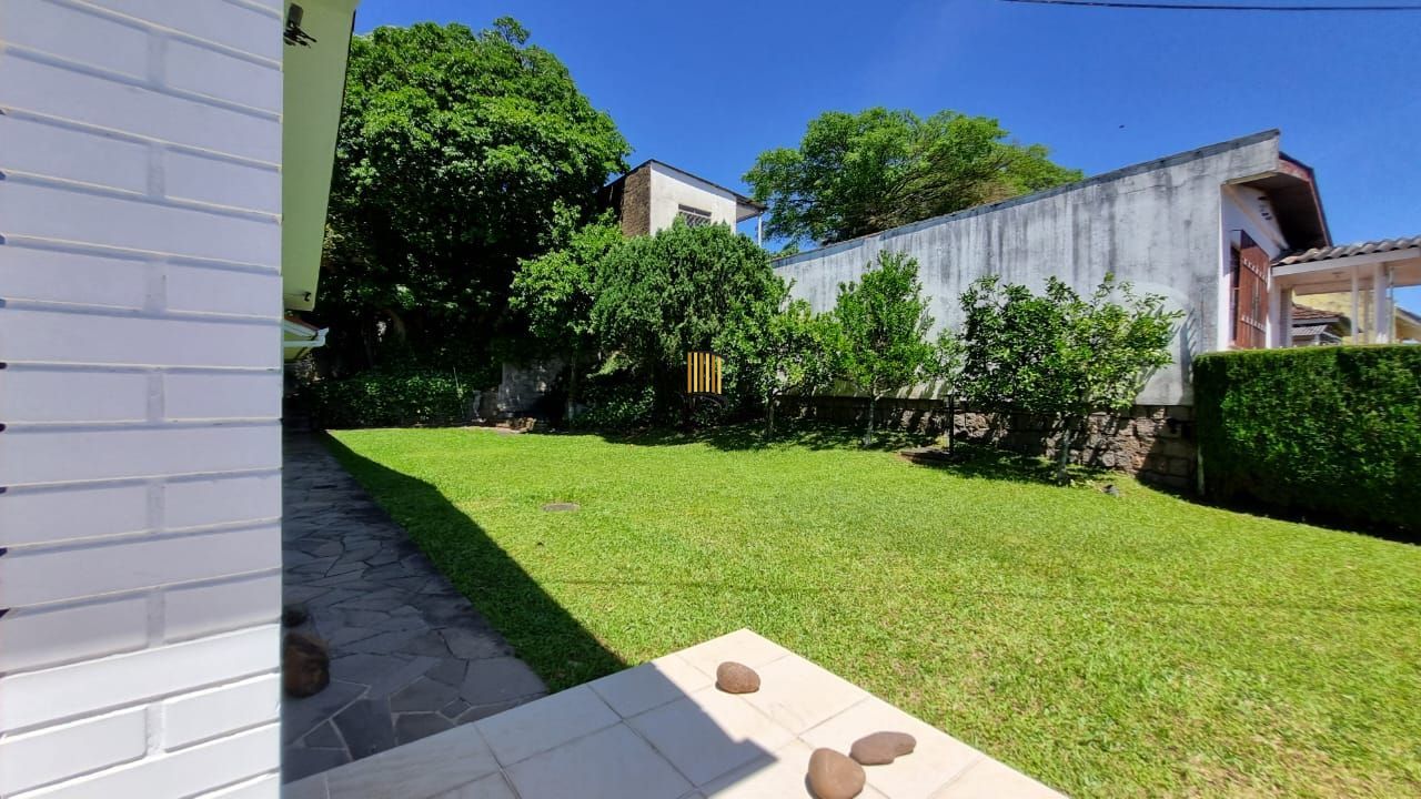 Casa Espetacular com Vista Deslumbrante, Reformada por Arquiteto de 2 dormitórios, suíte, próximo a PUC e Carrefour no bairro Partenon em Porto Alegre/RS/