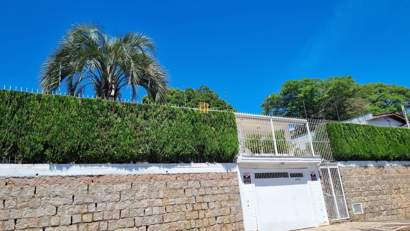 Casa Espetacular com Vista Deslumbrante, Reformada por Arquiteto de 2 dormitórios, suíte, próximo a PUC e Carrefour no bairro Partenon em Porto Alegre/RS/