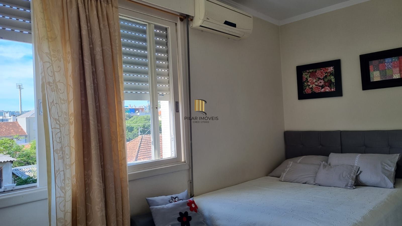 Apartamento à venda com linda vista em localização privilegiada com 2 dormitórios e 1 vaga de garagem no bairro Azenha em Porto Alegre/RS.