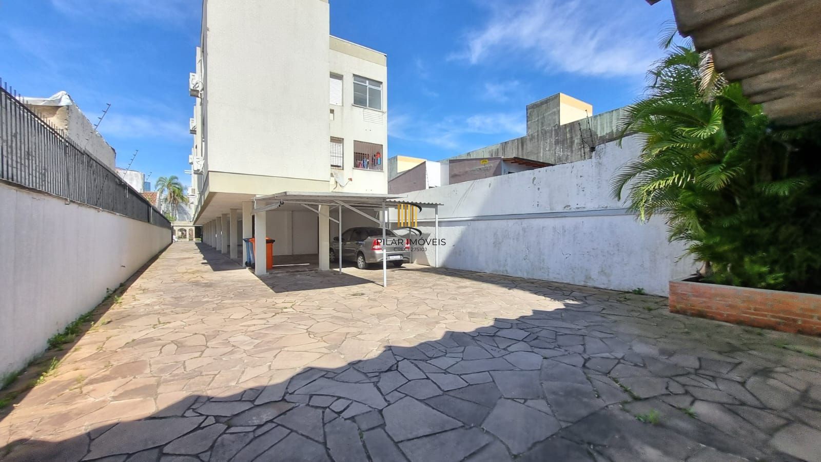 Apartamento à venda com linda vista em localização privilegiada com 2 dormitórios e 1 vaga de garagem no bairro Azenha em Porto Alegre/RS.