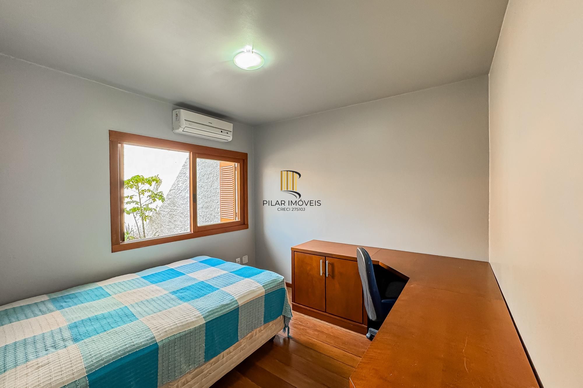 Casa de 3 dormitórios, suíte, 3 banheiros para venda em excelente localização no bairro Chácara das Pedras em Porto Alegre/RS.