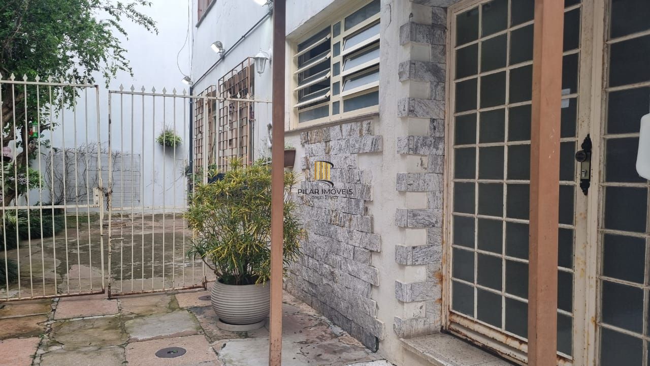 Aproveite o sol e a vista, apartamento para venda de frente com sacada, 2 dormitórios com 1 vaga no bairro Santana em Porto Alegre/RS.