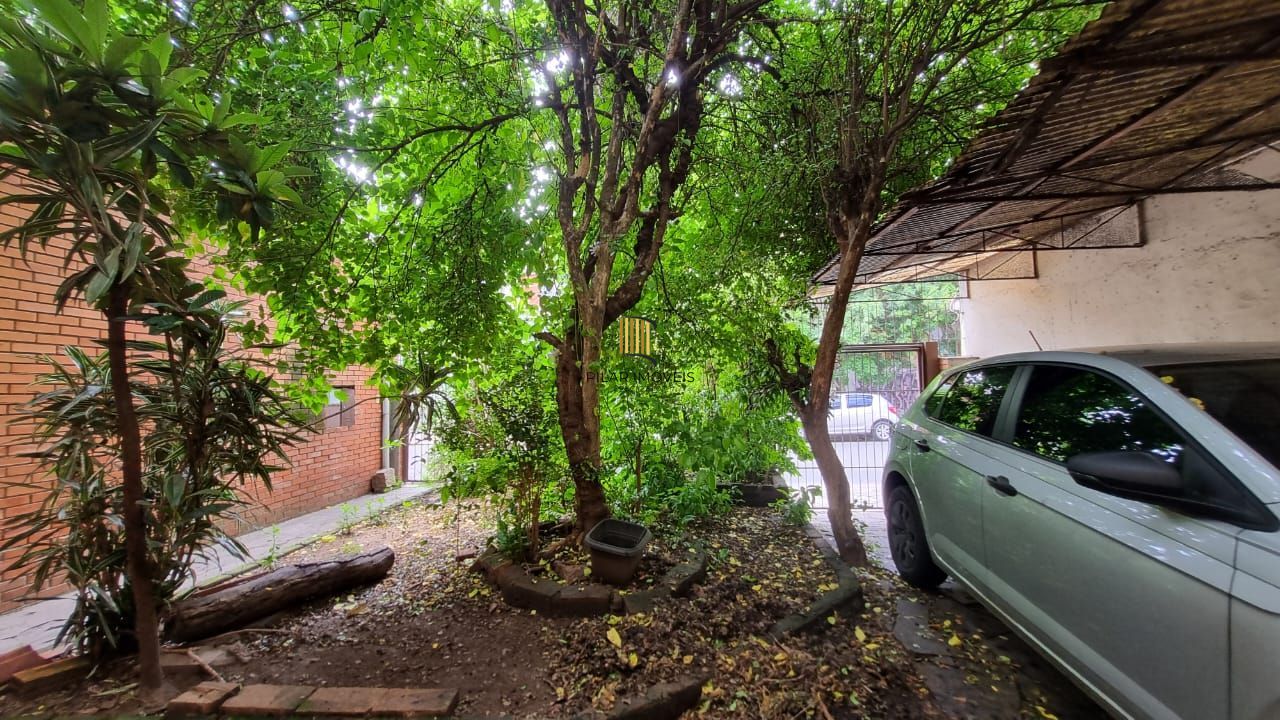 Casa estilo sobrado para venda de 3 dormitórios  com  2 vagas de garagem no bairro Cidade Baixa em Porto Alegre/RS.