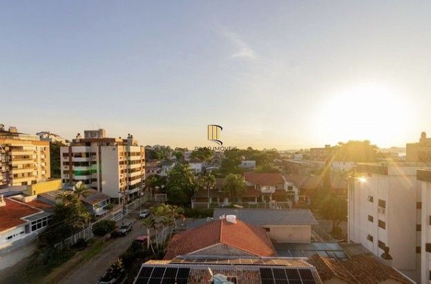 Linda cobertura de 4 dormitórios,1 suíte , 4 banheiros para venda, 4 vagas de garagens cobertas e escrituradas, 1 terraço com deck, piscina e churrasqueira no bairro Jardim Lindóia em Porto Alegre/RS.