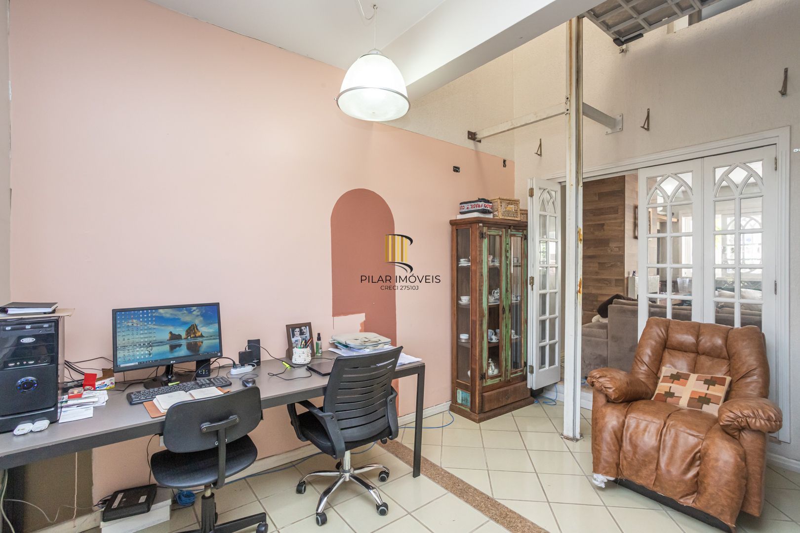 Casa 4 dormitórios no bairro Igara