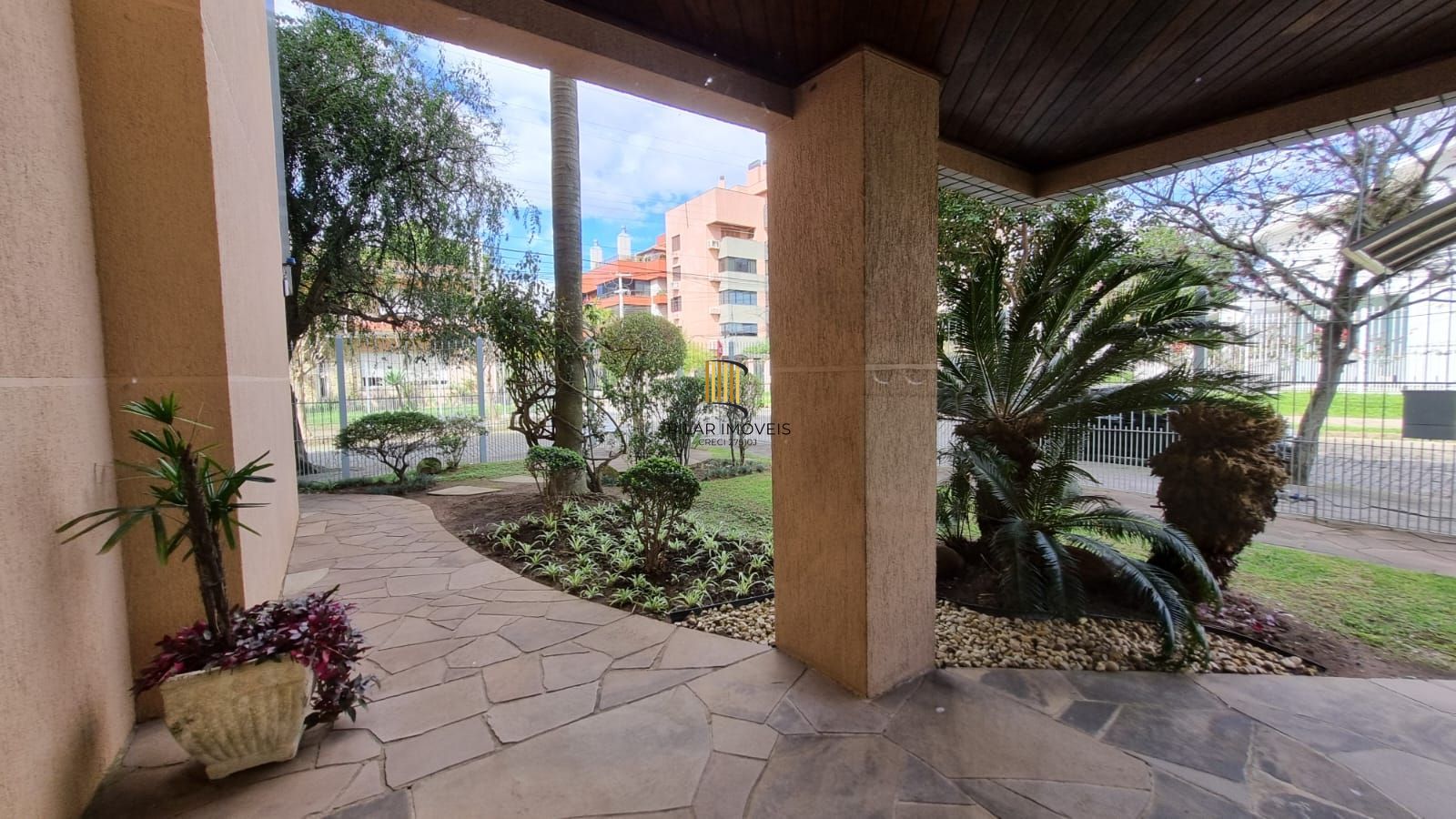 Linda cobertura de 4 dormitórios,1 suíte , 4 banheiros para venda, 4 vagas de garagens cobertas e escrituradas, 1 terraço com deck, piscina e churrasqueira no bairro Jardim Lindóia em Porto Alegre/RS.