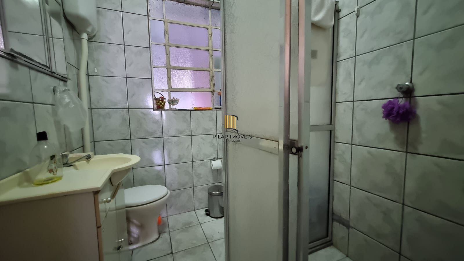 Casa Residencial de 2 pisos com  3 dormitórios , 2 banheiros + 1anexo com 2 aptos JKs , construído nos fundos do terreno no bairro Cidade Baixa/Azenha em Porto Alegre/RS.