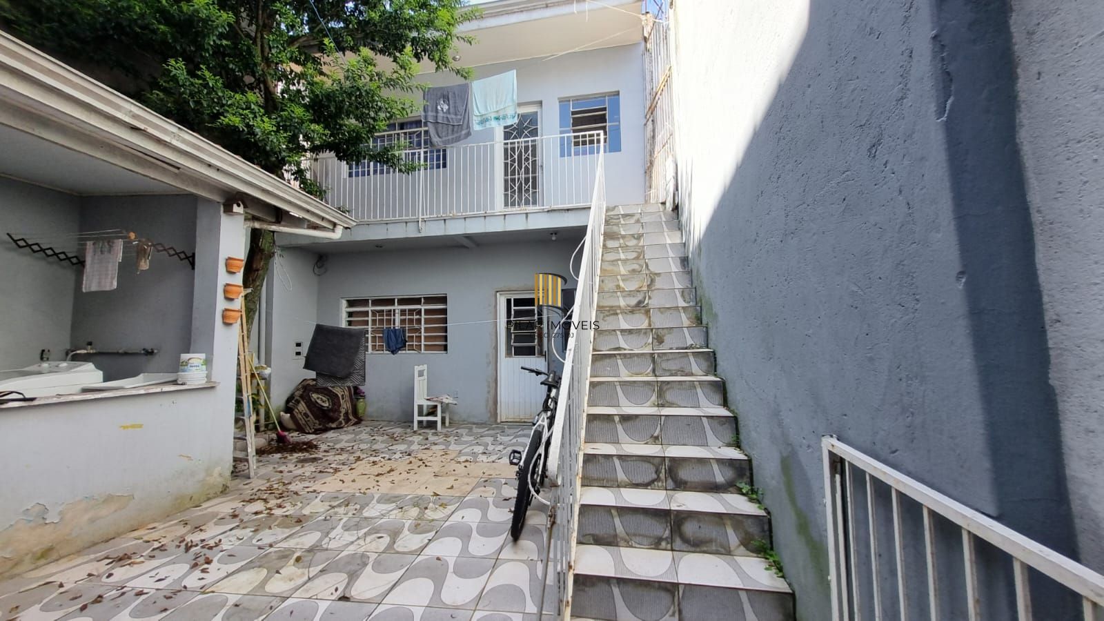 Casa Residencial de 2 pisos com  3 dormitórios , 2 banheiros + 1anexo com 2 aptos JKs , construído nos fundos do terreno no bairro Cidade Baixa/Azenha em Porto Alegre/RS.