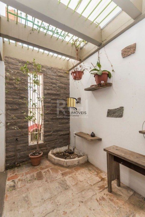 Casa para Venda - 247m², 4 dormitórios, sendo 1 suites, 5 vagas - Glória