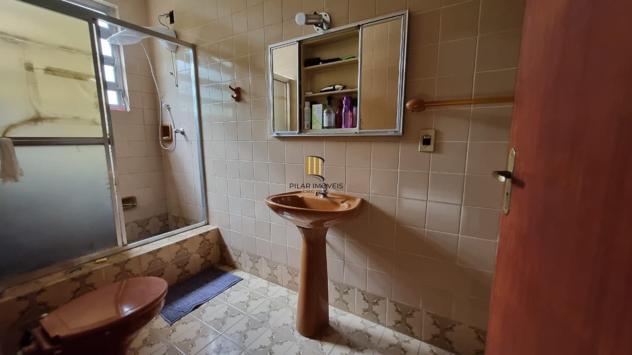 Casa estilo sobrado para venda de 3 dormitórios  com  2 vagas de garagem no bairro Cidade Baixa em Porto Alegre/RS.