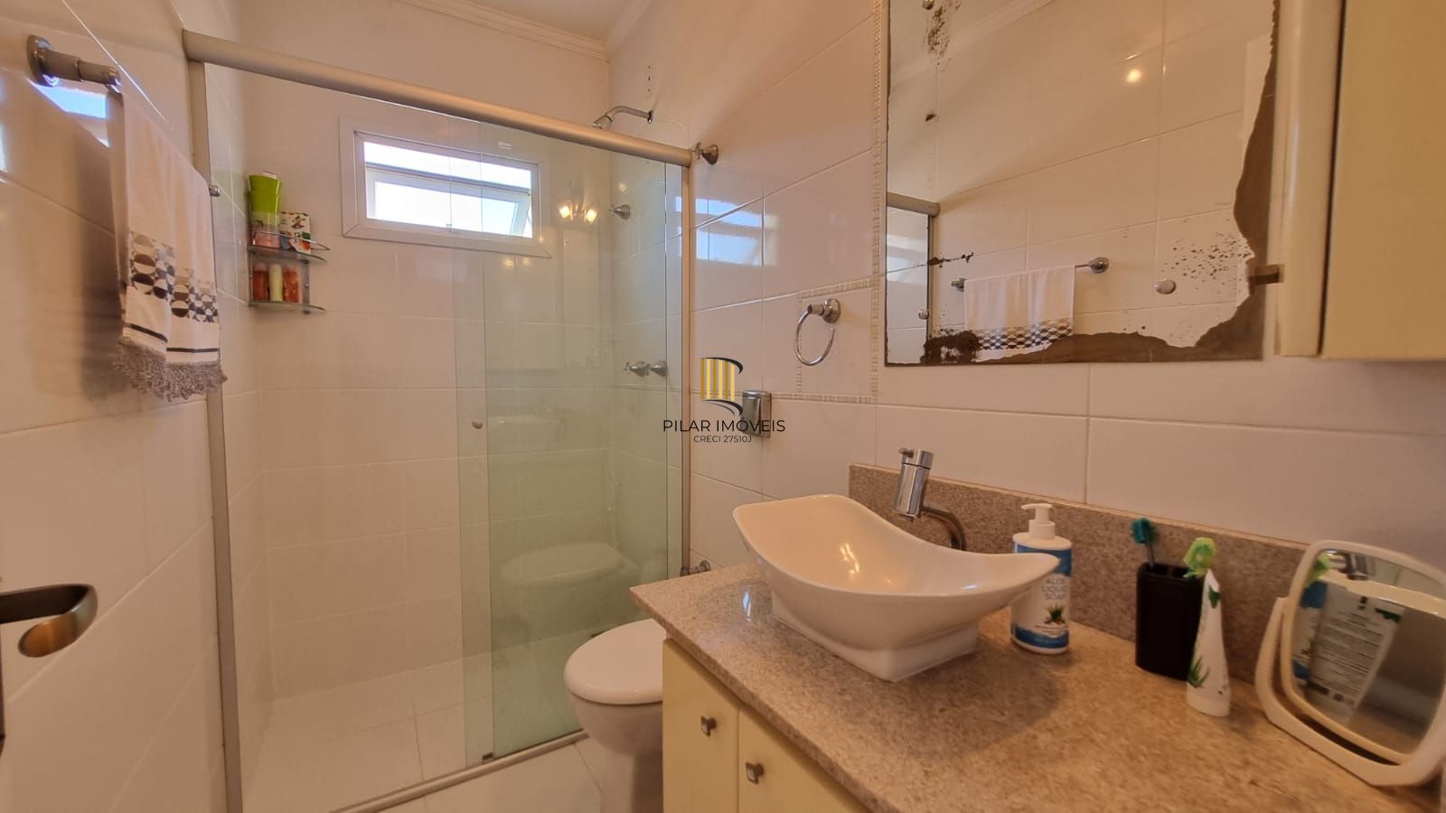 Casa Espetacular com Vista Deslumbrante, Reformada por Arquiteto de 2 dormitórios, suíte, próximo a PUC e Carrefour no bairro Partenon em Porto Alegre/RS/