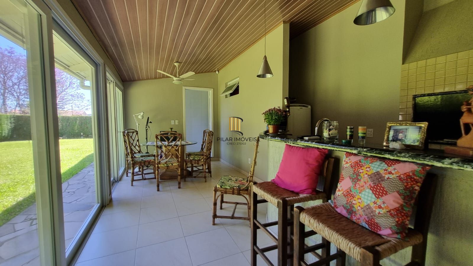 Casa Espetacular com Vista Deslumbrante, Reformada por Arquiteto de 2 dormitórios, suíte, próximo a PUC e Carrefour no bairro Partenon em Porto Alegre/RS/