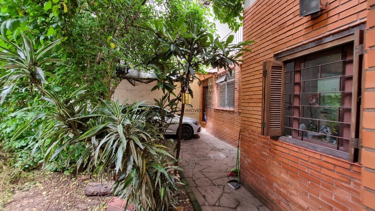 Casa estilo sobrado para venda de 3 dormitórios  com  2 vagas de garagem no bairro Cidade Baixa em Porto Alegre/RS.