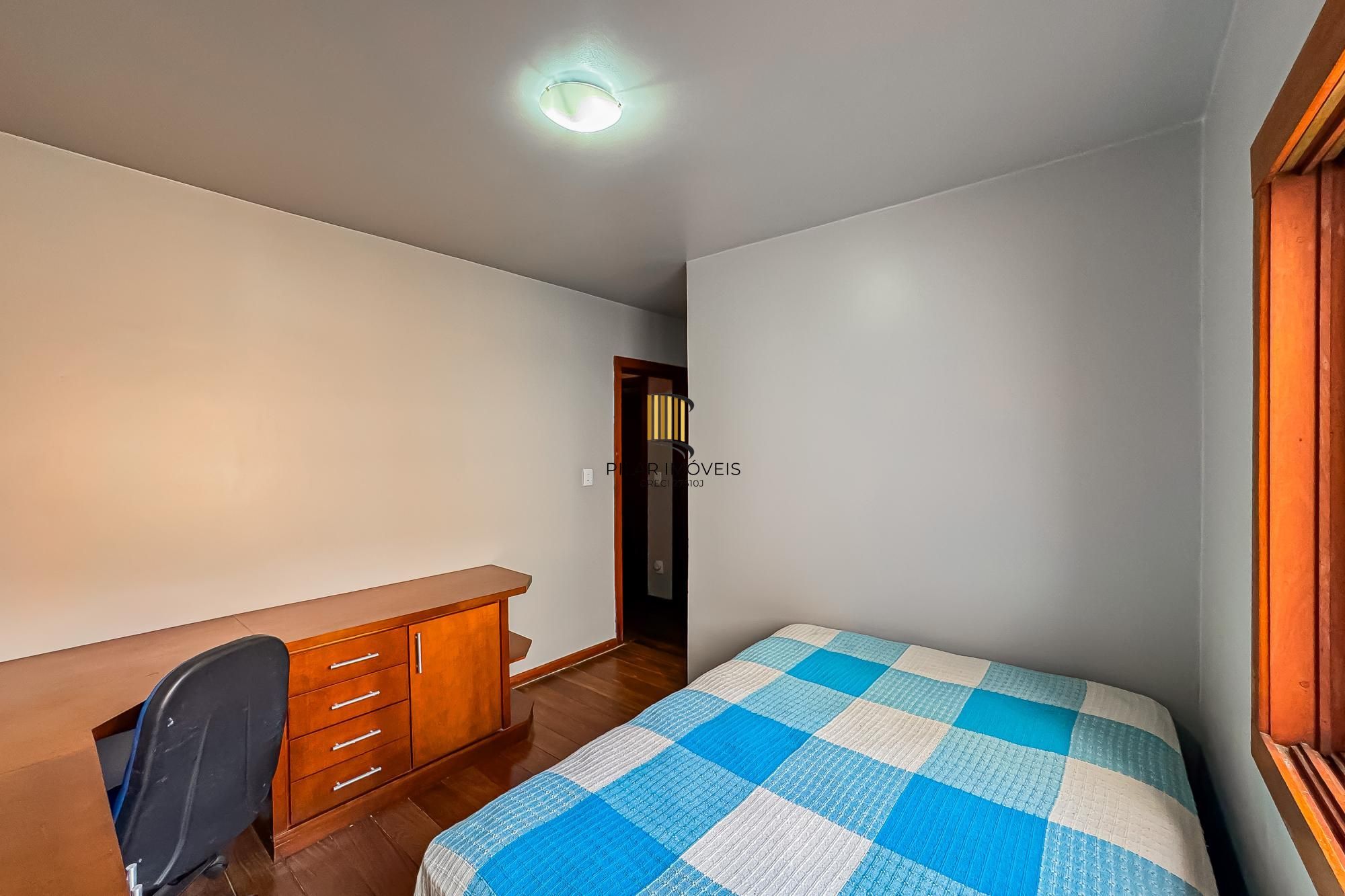 Casa de 3 dormitórios, suíte, 3 banheiros para venda em excelente localização no bairro Chácara das Pedras em Porto Alegre/RS.