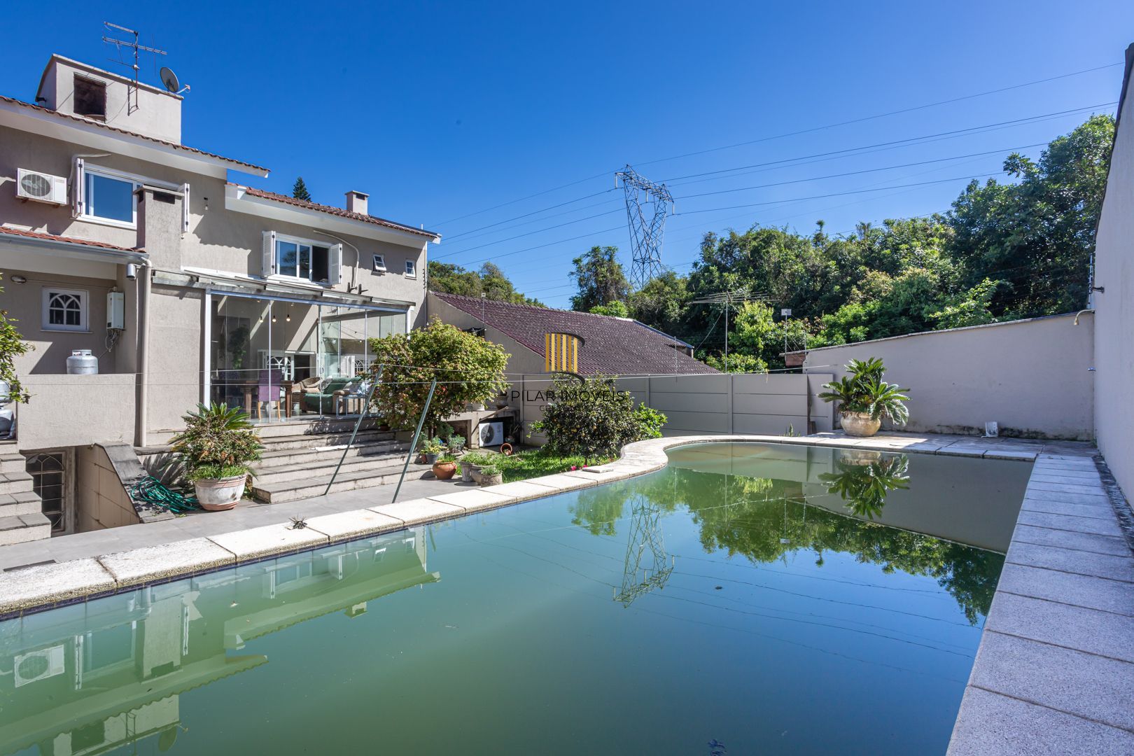 Casa 4 dormitórios no bairro Igara