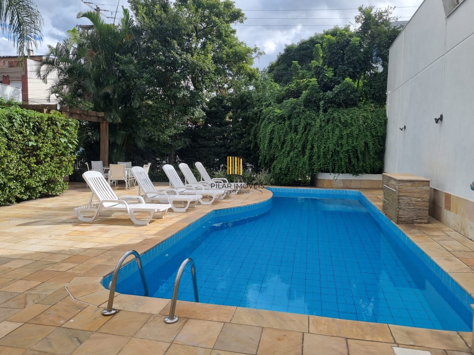 Apartamento de 2 dormitórios com vaga no Bairro Santana