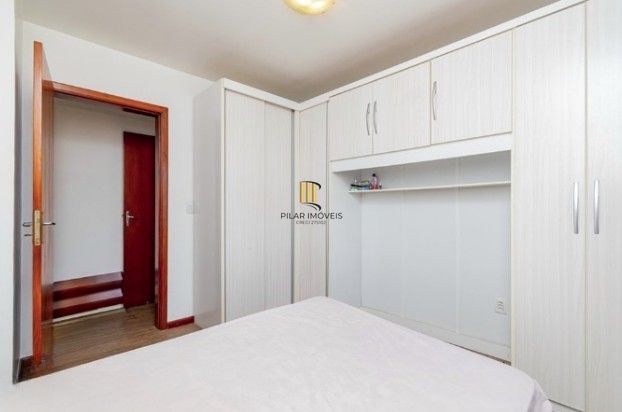 Linda cobertura de 4 dormitórios,1 suíte , 4 banheiros para venda, 4 vagas de garagens cobertas e escrituradas, 1 terraço com deck, piscina e churrasqueira no bairro Jardim Lindóia em Porto Alegre/RS.