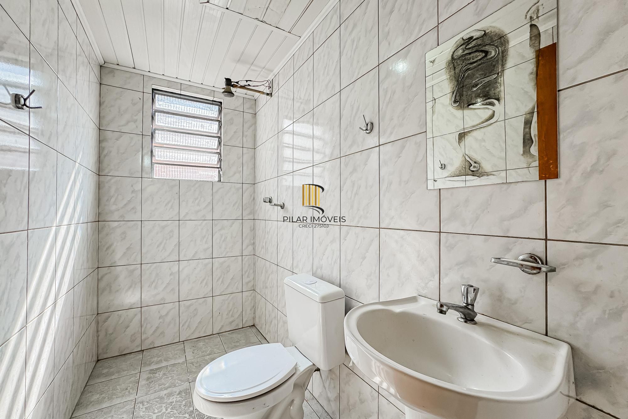 Casa de 3 dormitórios, suíte, 3 banheiros para venda em excelente localização no bairro Chácara das Pedras em Porto Alegre/RS.