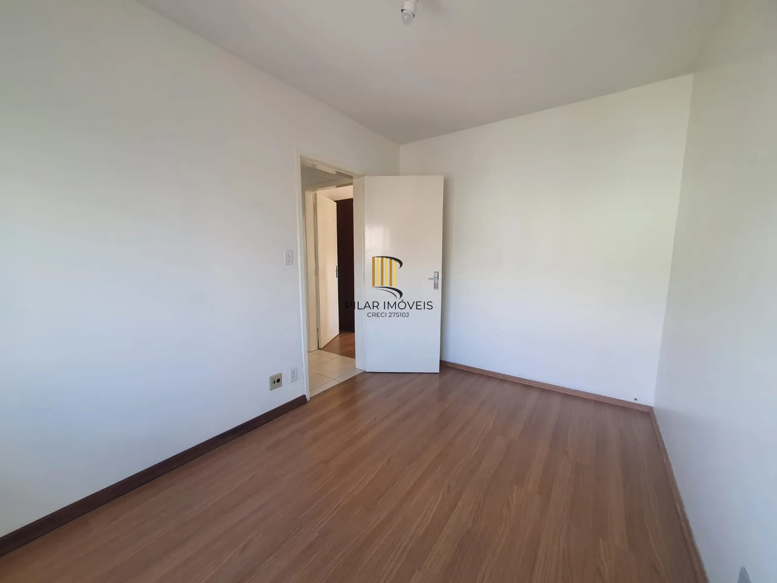 Apartamento de 2 dormitórios no bairro Azenha para comprar