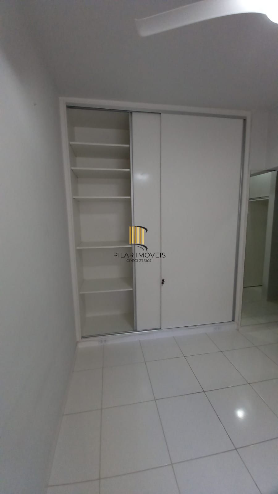 Descubra o charme e o conforto desta kitnet incrível para venda transformada em 1 dormitório no bairro Centro Histórico em Porto Alegre/RS.