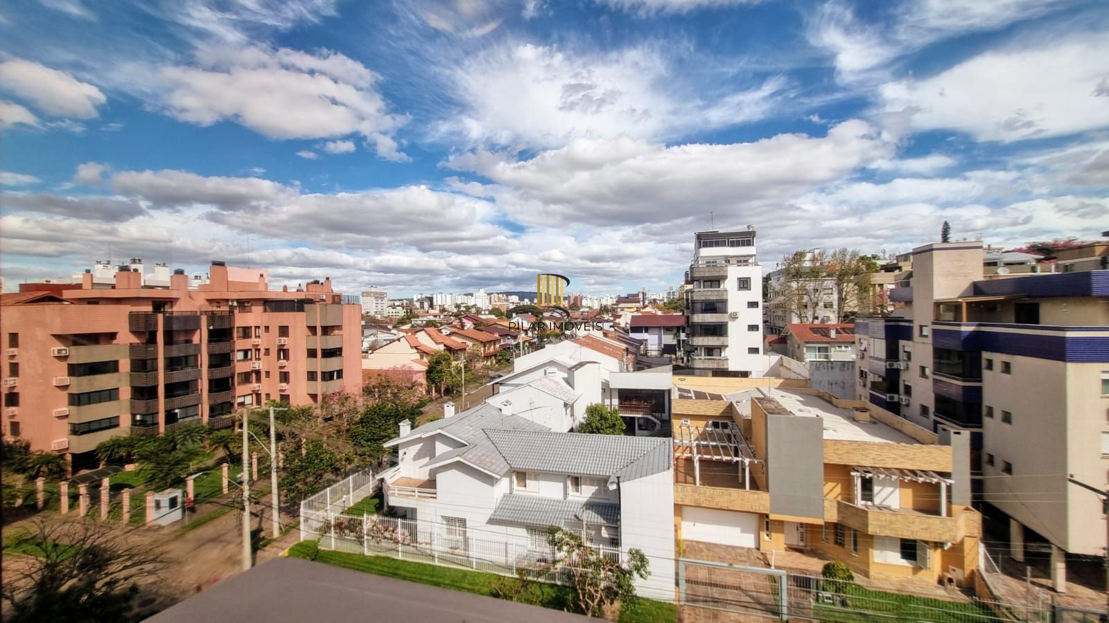 Linda cobertura de 4 dormitórios,1 suíte , 4 banheiros para venda, 4 vagas de garagens cobertas e escrituradas, 1 terraço com deck, piscina e churrasqueira no bairro Jardim Lindóia em Porto Alegre/RS.