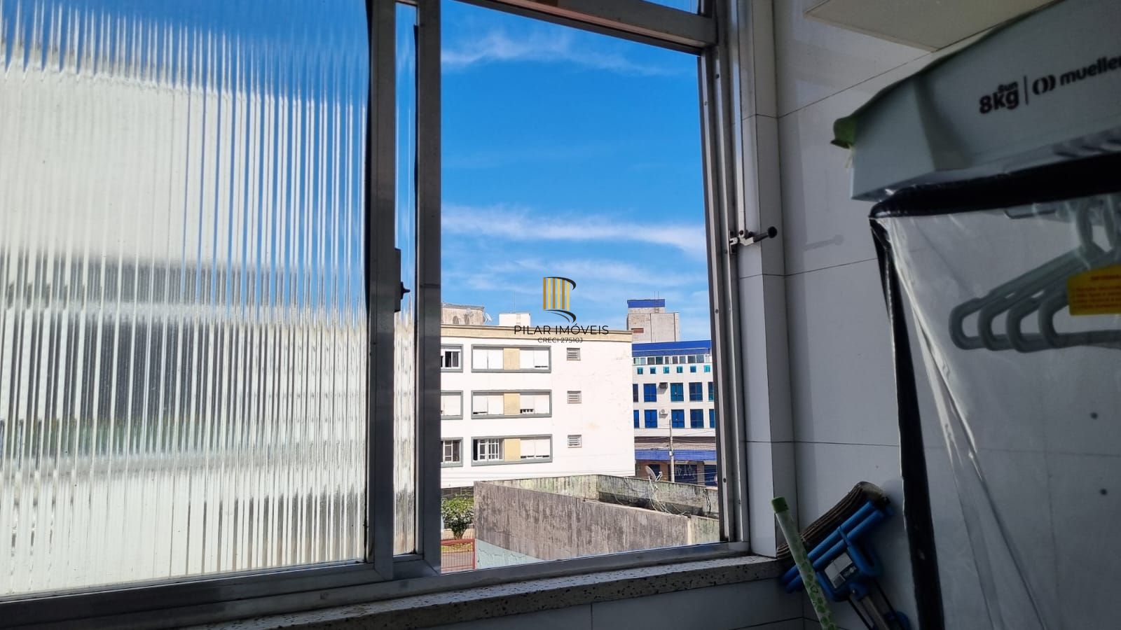 Apartamento à venda com linda vista em localização privilegiada com 2 dormitórios e 1 vaga de garagem no bairro Azenha em Porto Alegre/RS.