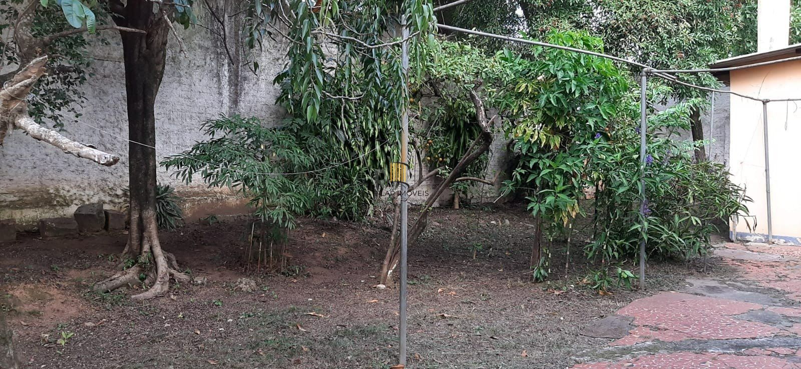 CASA EM 2 TERRENOS NO BAIRRO MEDIANEIRA