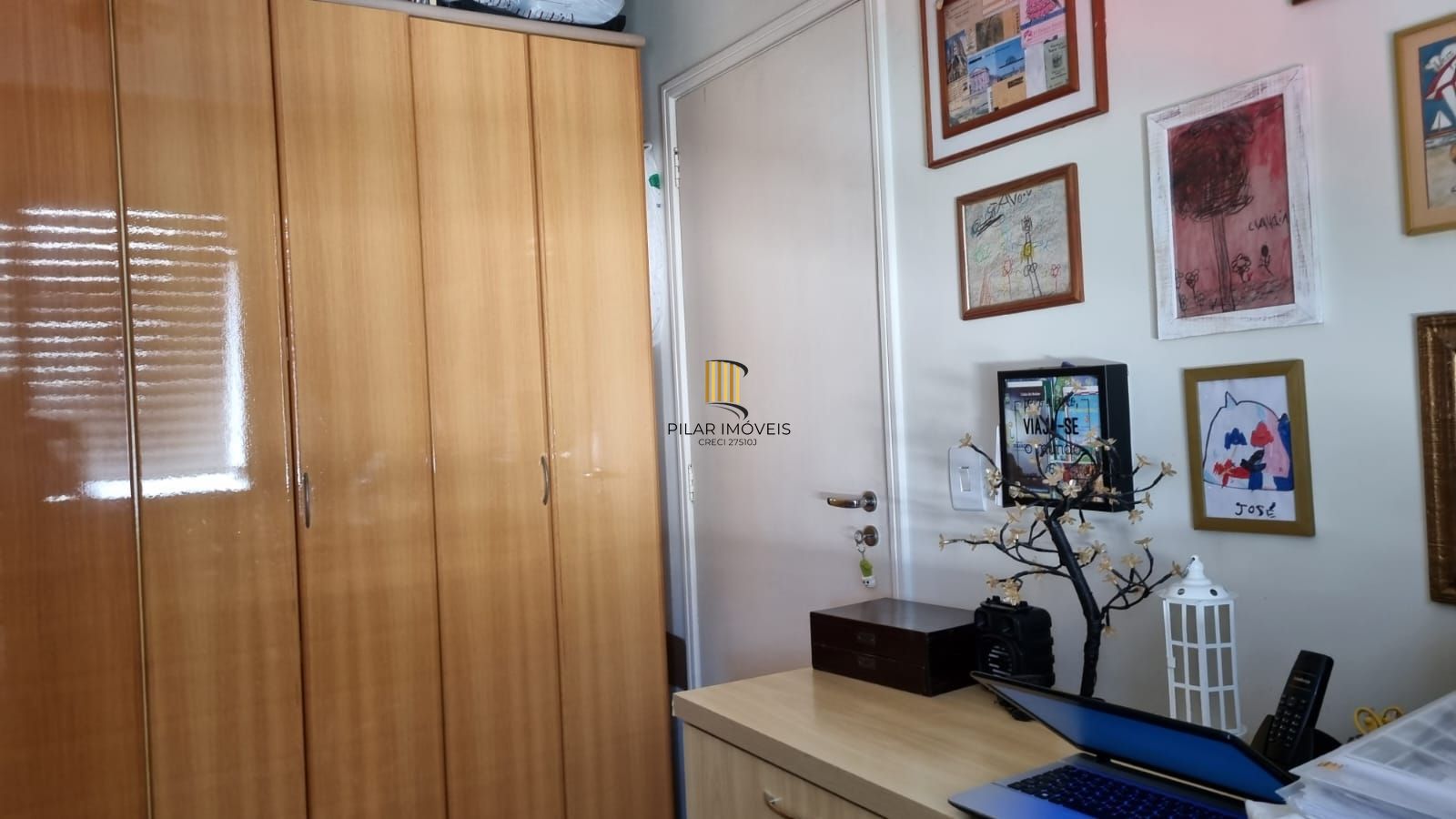 Apartamento à venda com linda vista em localização privilegiada com 2 dormitórios e 1 vaga de garagem no bairro Azenha em Porto Alegre/RS.
