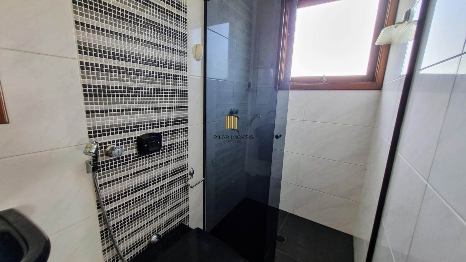 Linda cobertura de 4 dormitórios,1 suíte , 4 banheiros para venda, 4 vagas de garagens cobertas e escrituradas, 1 terraço com deck, piscina e churrasqueira no bairro Jardim Lindóia em Porto Alegre/RS.