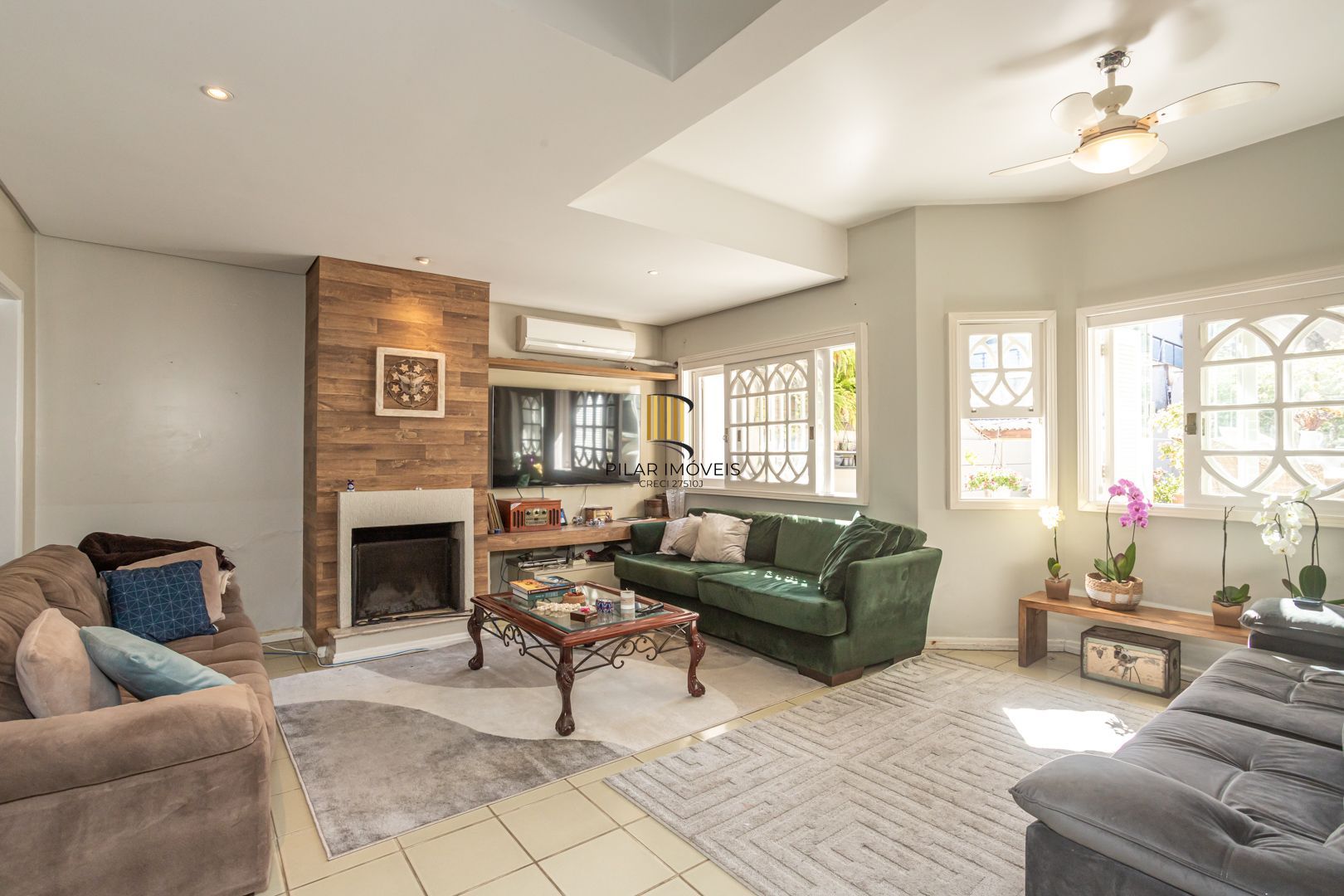 Casa 4 dormitórios no bairro Igara