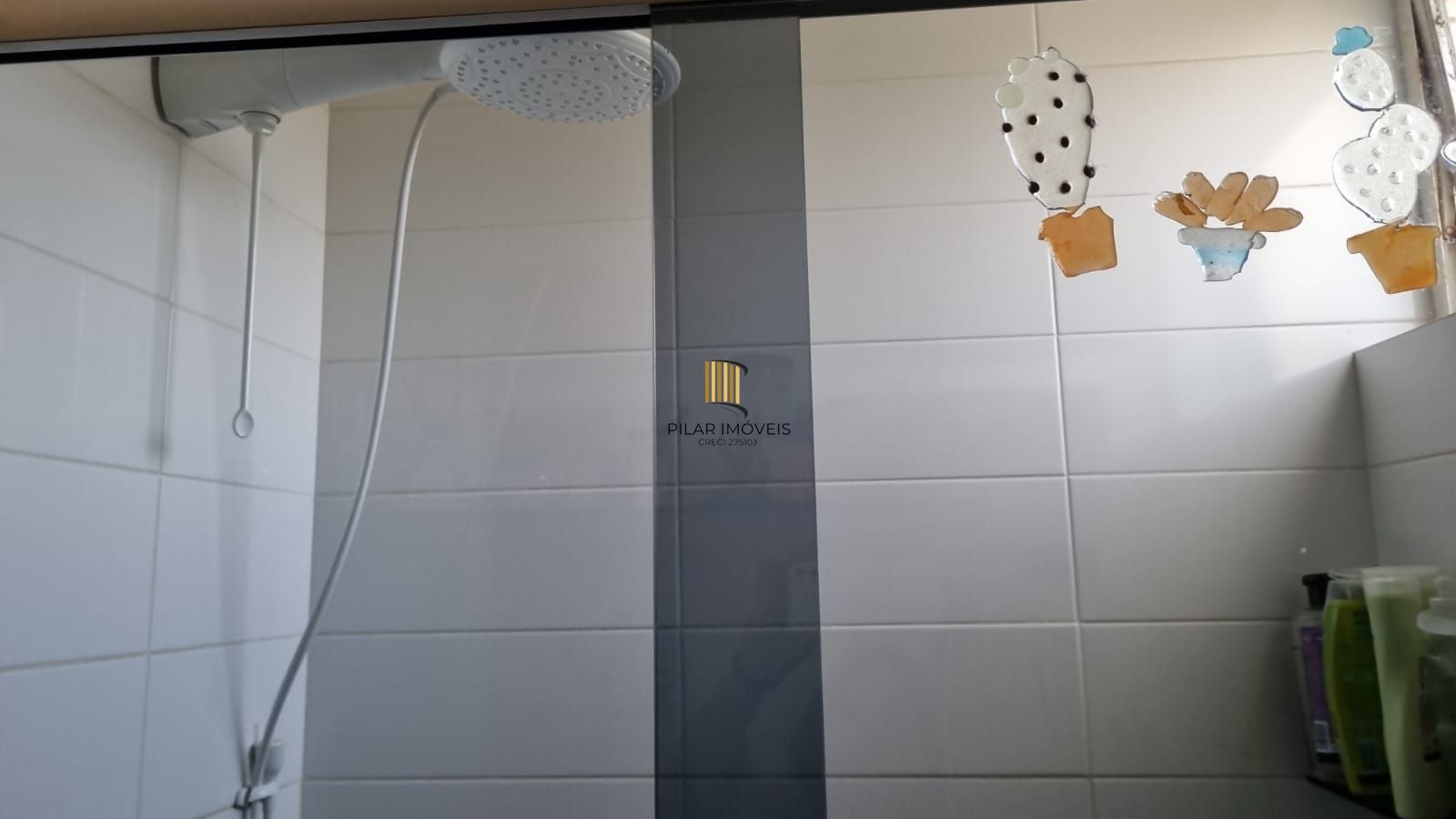 Apartamento à venda com linda vista em localização privilegiada com 2 dormitórios e 1 vaga de garagem no bairro Azenha em Porto Alegre/RS.