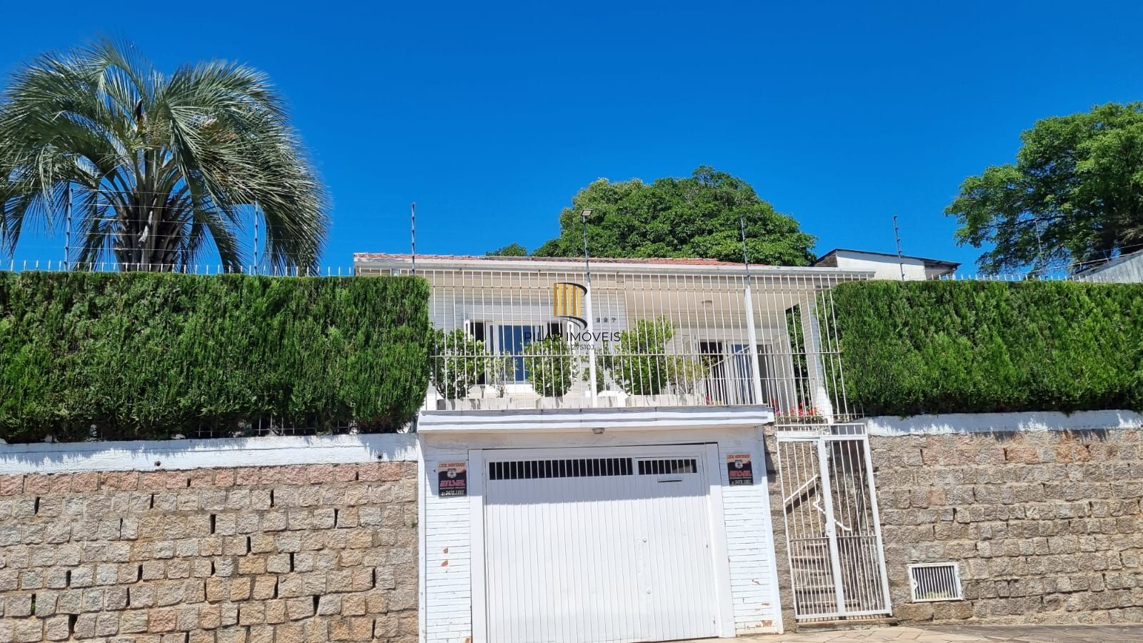 Casa Espetacular com Vista Deslumbrante, Reformada por Arquiteto de 2 dormitórios, suíte, próximo a PUC e Carrefour no bairro Partenon em Porto Alegre/RS/