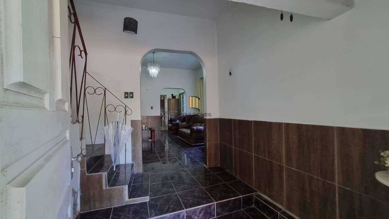 Casa Residencial de 2 pisos com  3 dormitórios , 2 banheiros + 1anexo com 2 aptos JKs , construído nos fundos do terreno no bairro Cidade Baixa/Azenha em Porto Alegre/RS.