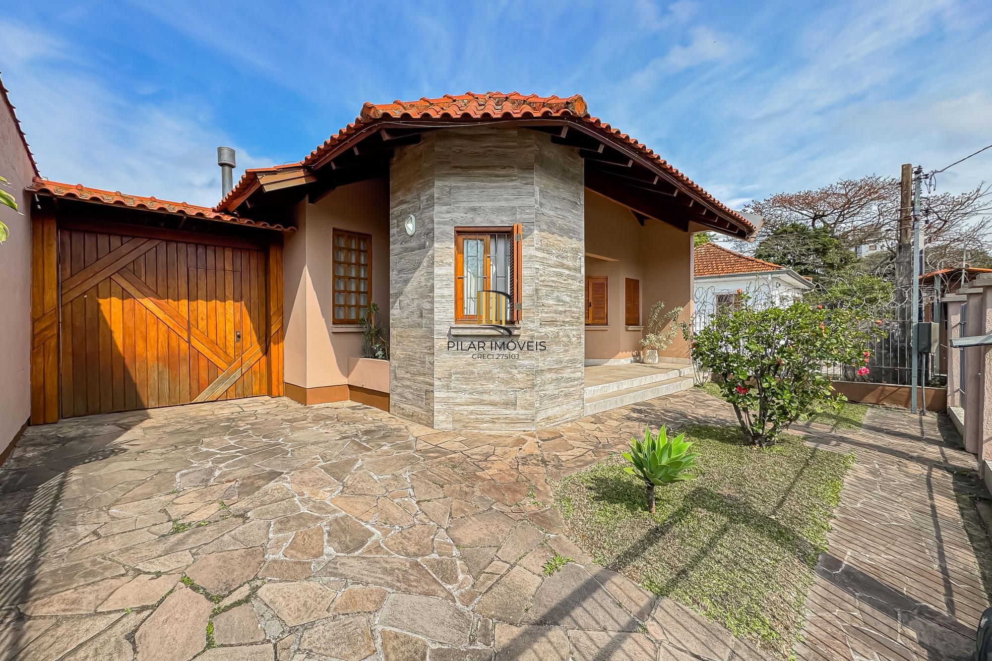 Casa de 3 dormitórios, suíte, 3 banheiros para venda em excelente localização no bairro Chácara das Pedras em Porto Alegre/RS.