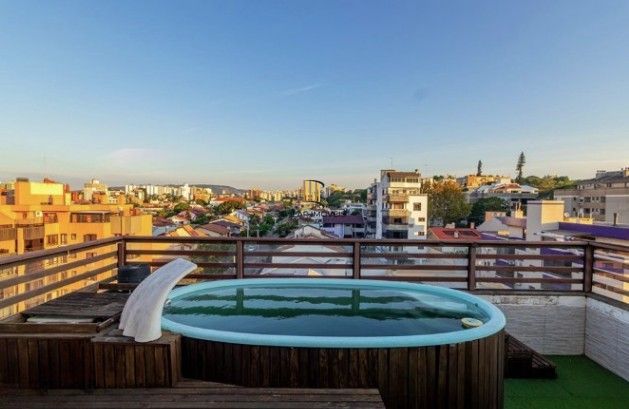 Linda cobertura de 4 dormitórios,1 suíte , 4 banheiros para venda, 4 vagas de garagens cobertas e escrituradas, 1 terraço com deck, piscina e churrasqueira no bairro Jardim Lindóia em Porto Alegre/RS.
