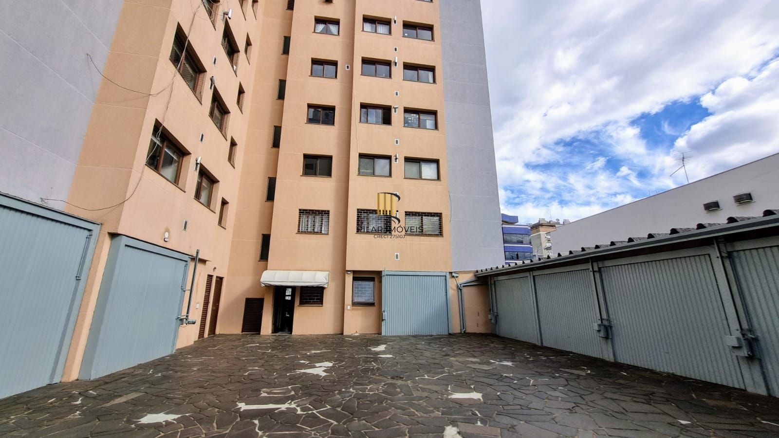 Linda cobertura de 4 dormitórios,1 suíte , 4 banheiros para venda, 4 vagas de garagens cobertas e escrituradas, 1 terraço com deck, piscina e churrasqueira no bairro Jardim Lindóia em Porto Alegre/RS.