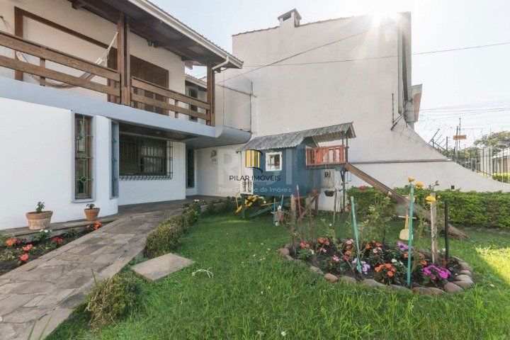 Casa para Venda - 247m², 4 dormitórios, sendo 1 suites, 5 vagas - Glória