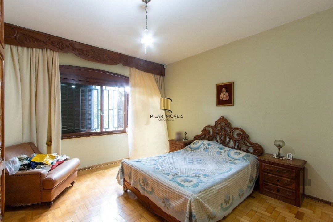 Casa com 07 dormitórios, no bairro Santana, à venda