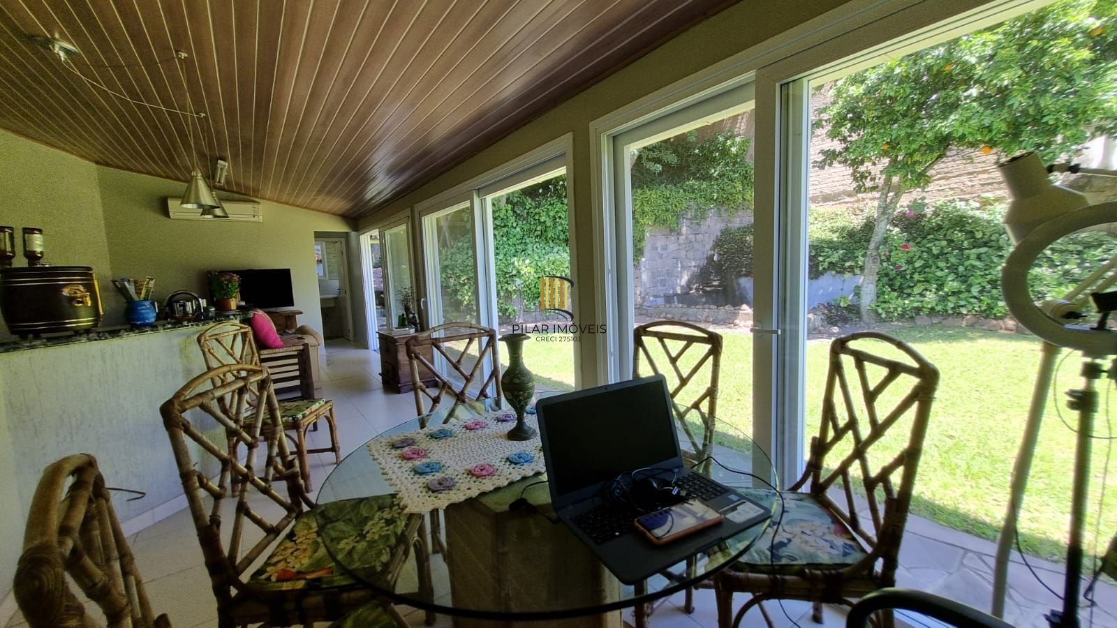 Casa Espetacular com Vista Deslumbrante, Reformada por Arquiteto de 2 dormitórios, suíte, próximo a PUC e Carrefour no bairro Partenon em Porto Alegre/RS/