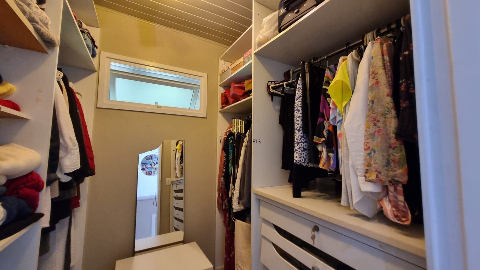 Casa Espetacular com Vista Deslumbrante, Reformada por Arquiteto de 2 dormitórios, suíte, próximo a PUC e Carrefour no bairro Partenon em Porto Alegre/RS/