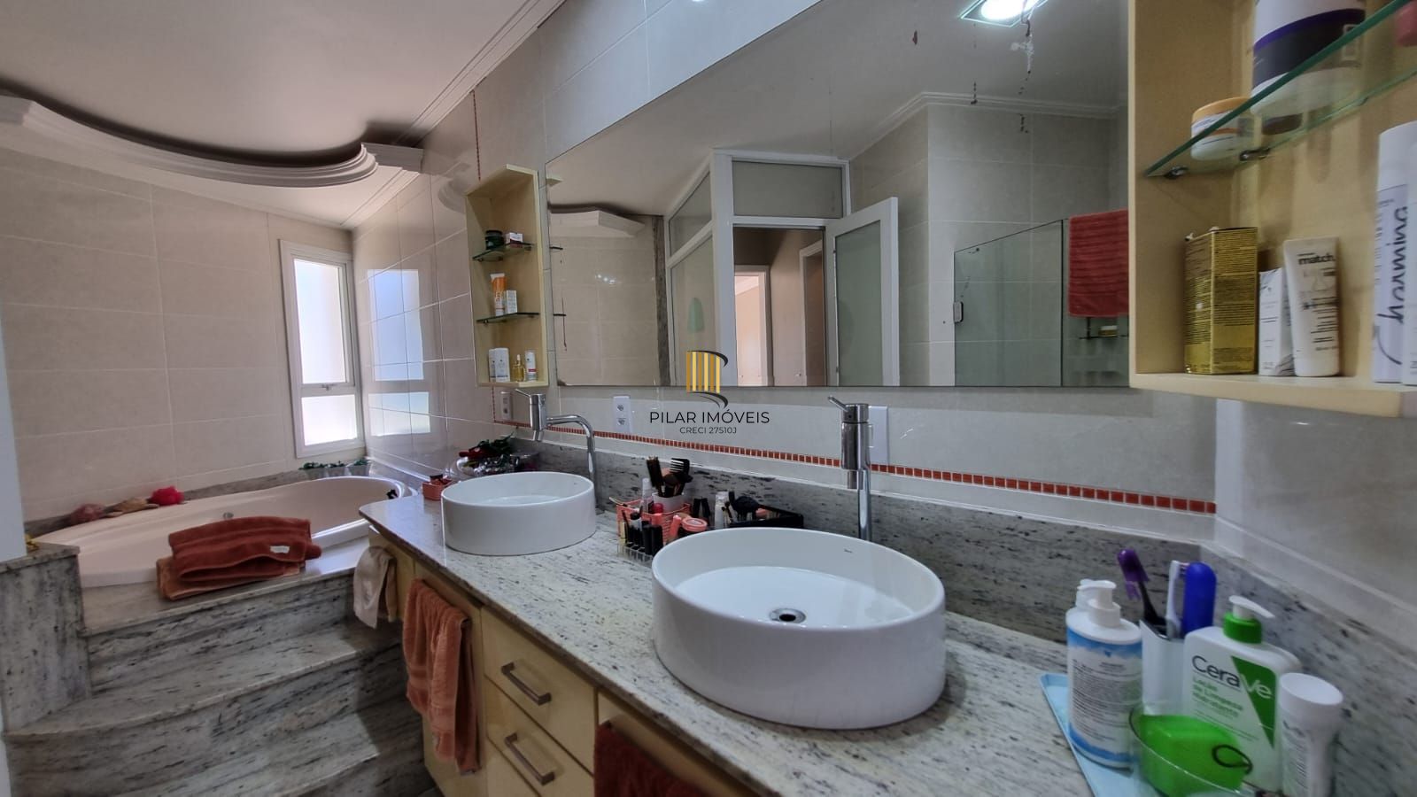 Casa Espetacular com Vista Deslumbrante, Reformada por Arquiteto de 2 dormitórios, suíte, próximo a PUC e Carrefour no bairro Partenon em Porto Alegre/RS/