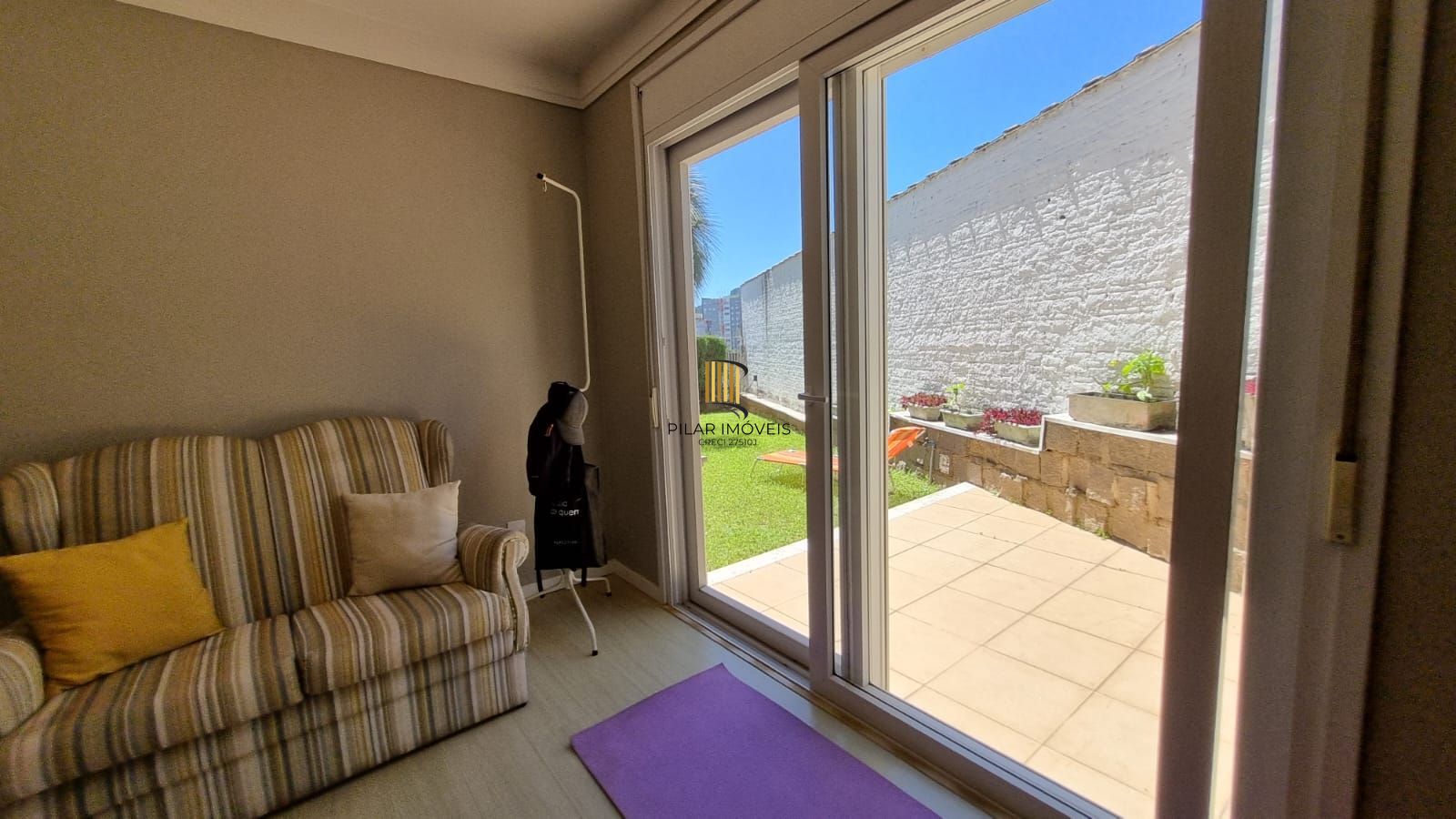 Casa Espetacular com Vista Deslumbrante, Reformada por Arquiteto de 2 dormitórios, suíte, próximo a PUC e Carrefour no bairro Partenon em Porto Alegre/RS/