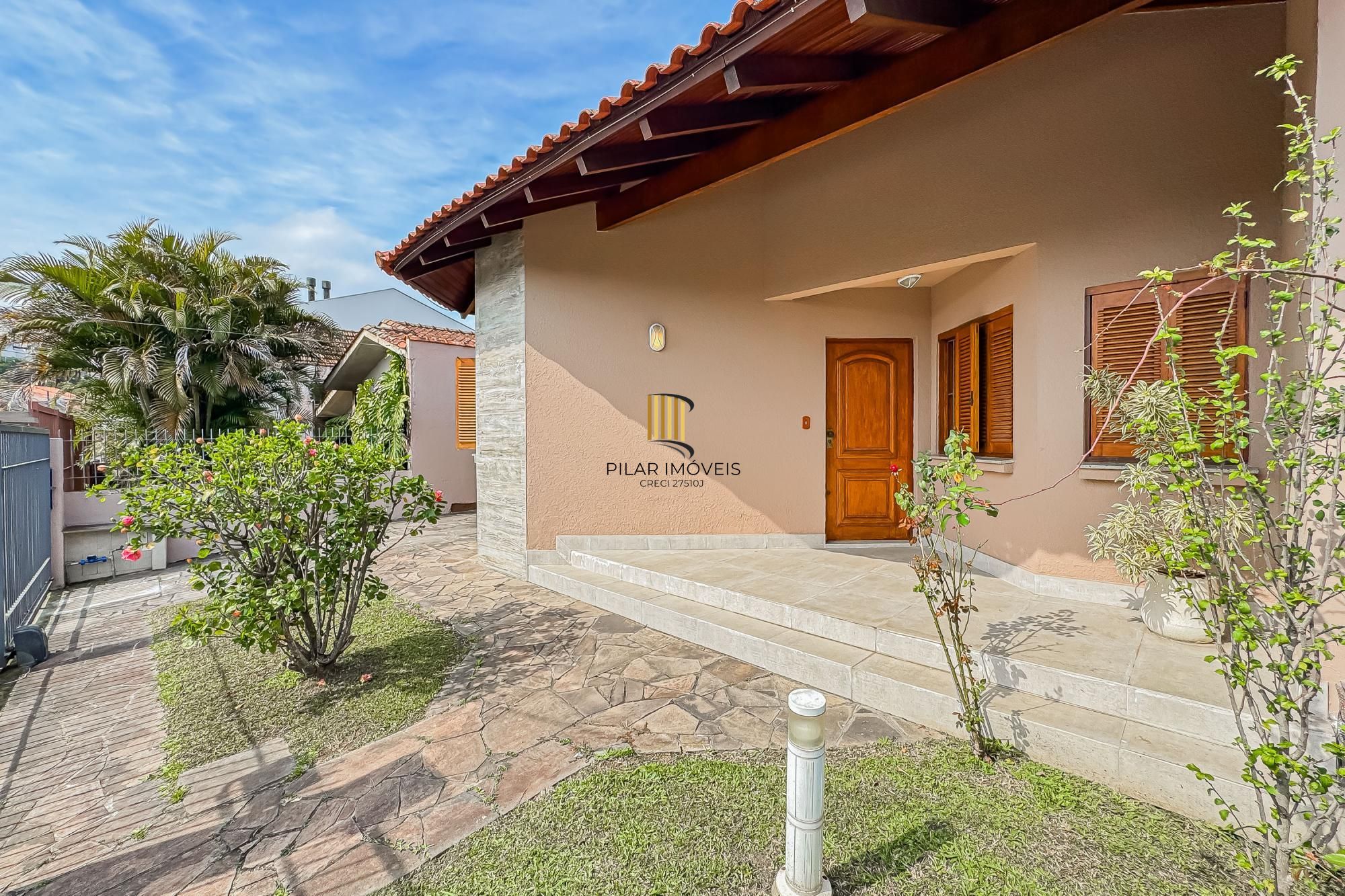 Casa de 3 dormitórios, suíte, 3 banheiros para venda em excelente localização no bairro Chácara das Pedras em Porto Alegre/RS.