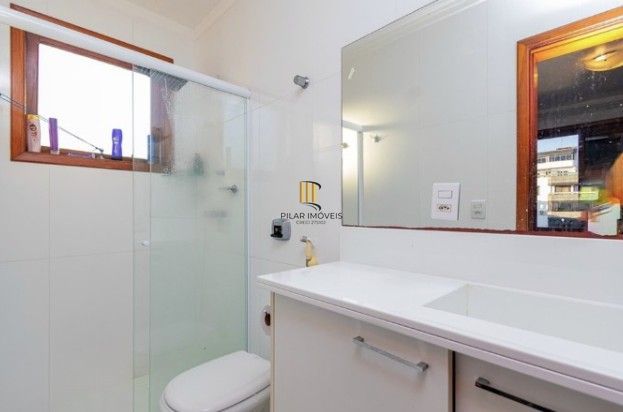 Linda cobertura de 4 dormitórios,1 suíte , 4 banheiros para venda, 4 vagas de garagens cobertas e escrituradas, 1 terraço com deck, piscina e churrasqueira no bairro Jardim Lindóia em Porto Alegre/RS.