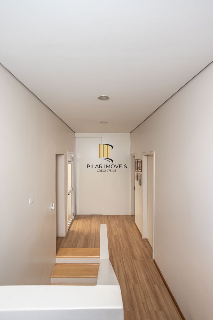 Casa 4 dormitórios no bairro Igara