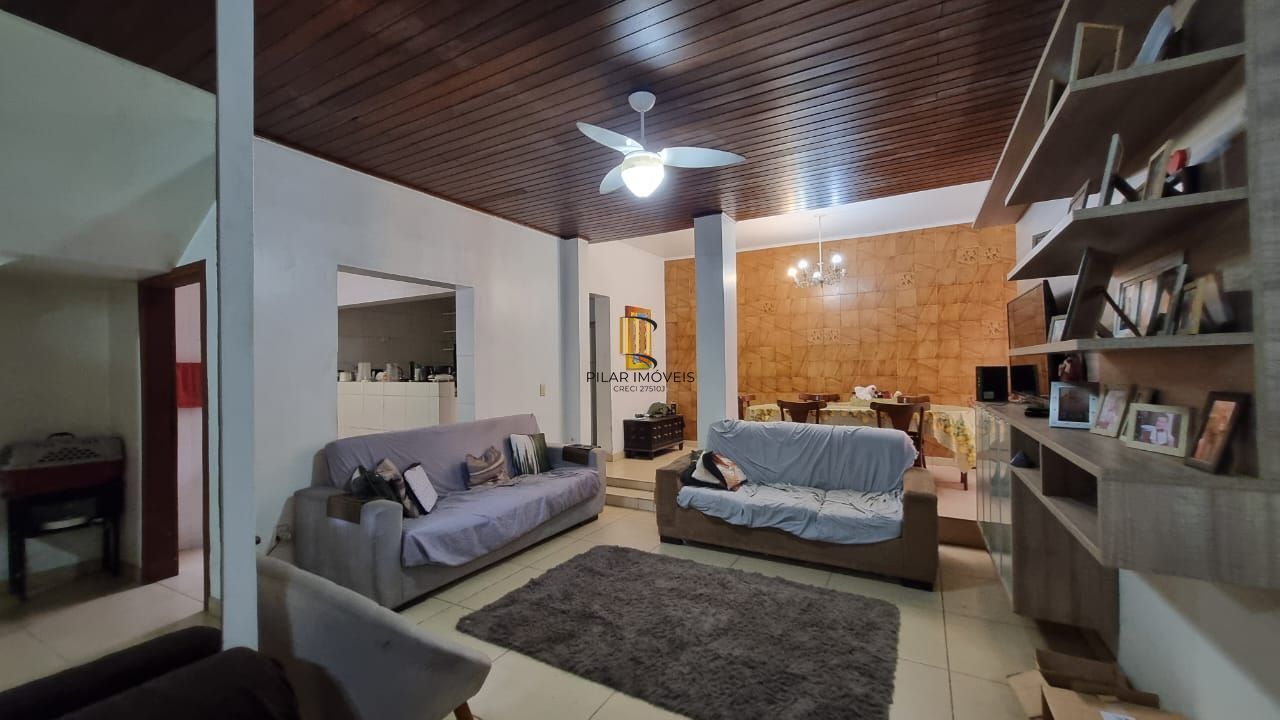 Casa estilo sobrado para venda de 3 dormitórios  com  2 vagas de garagem no bairro Cidade Baixa em Porto Alegre/RS.